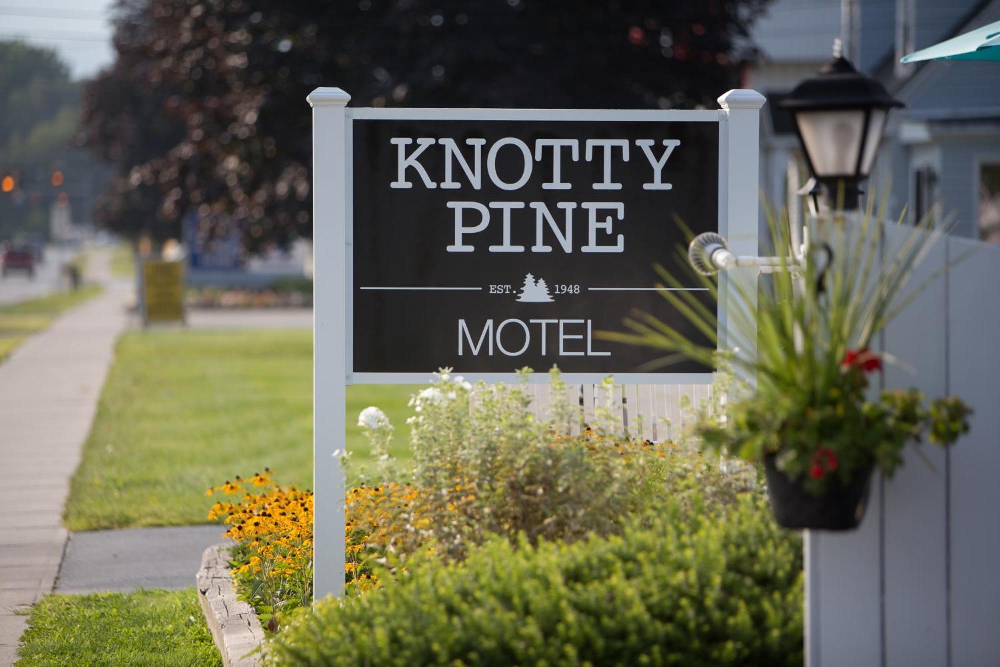 Knotty Pine Motel Беннингтон Экстерьер фото