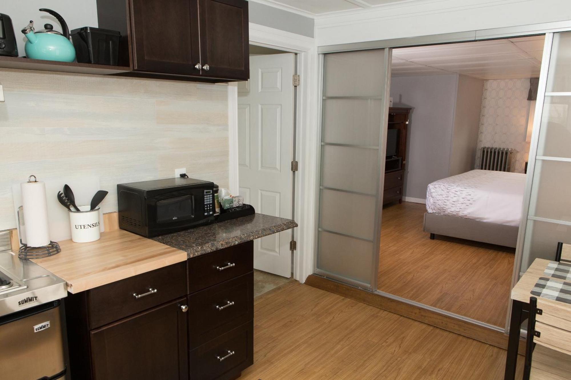 Knotty Pine Motel Беннингтон Экстерьер фото