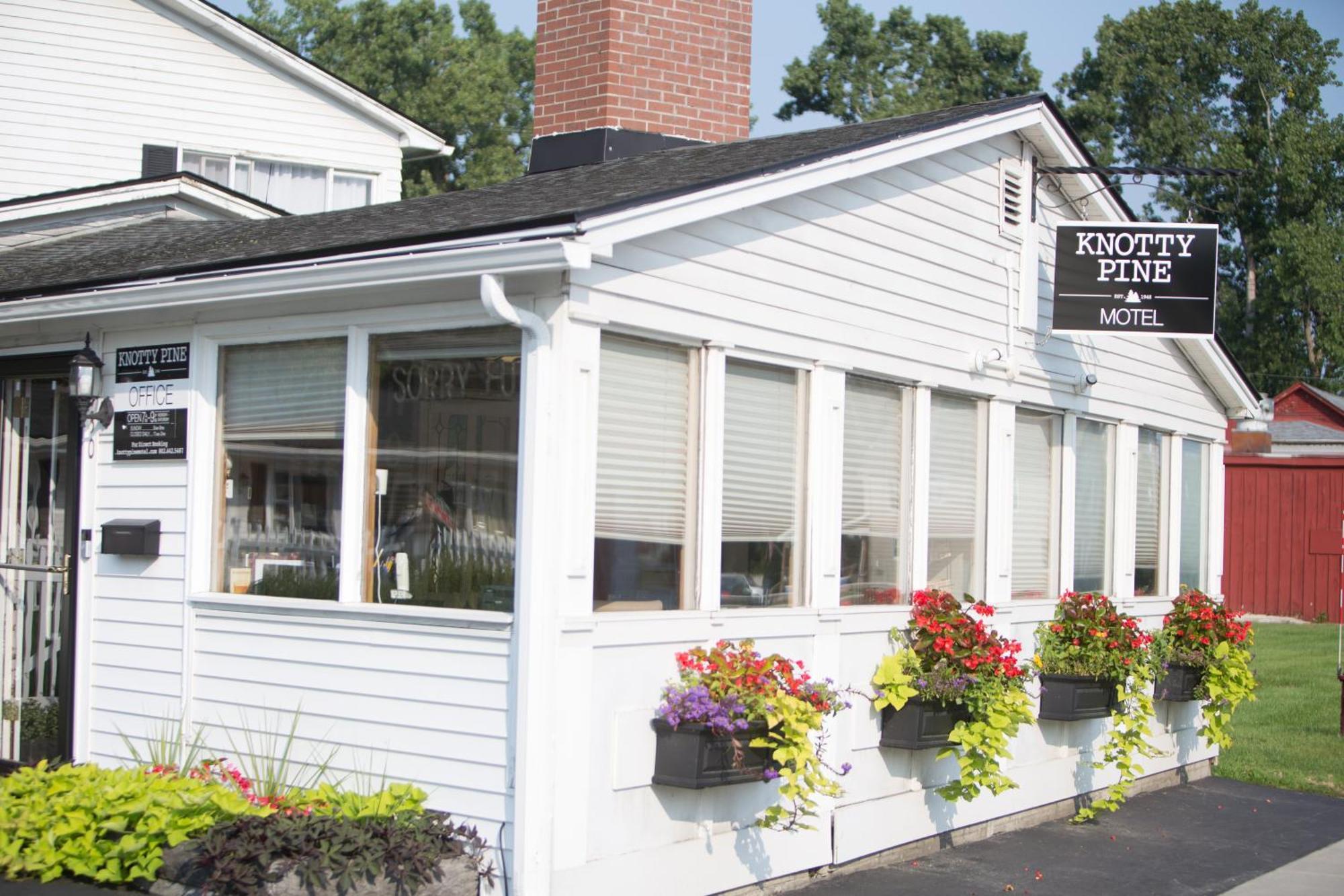 Knotty Pine Motel Беннингтон Экстерьер фото